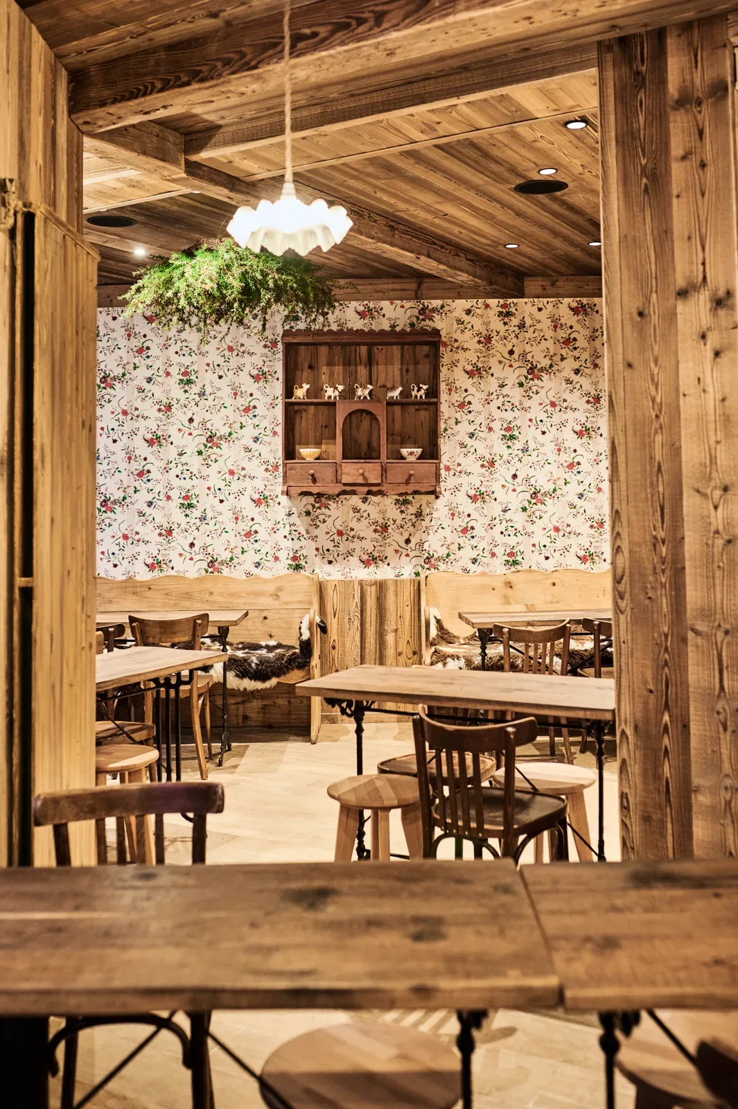 La salle de la boulangerie et son papier peint fleuri